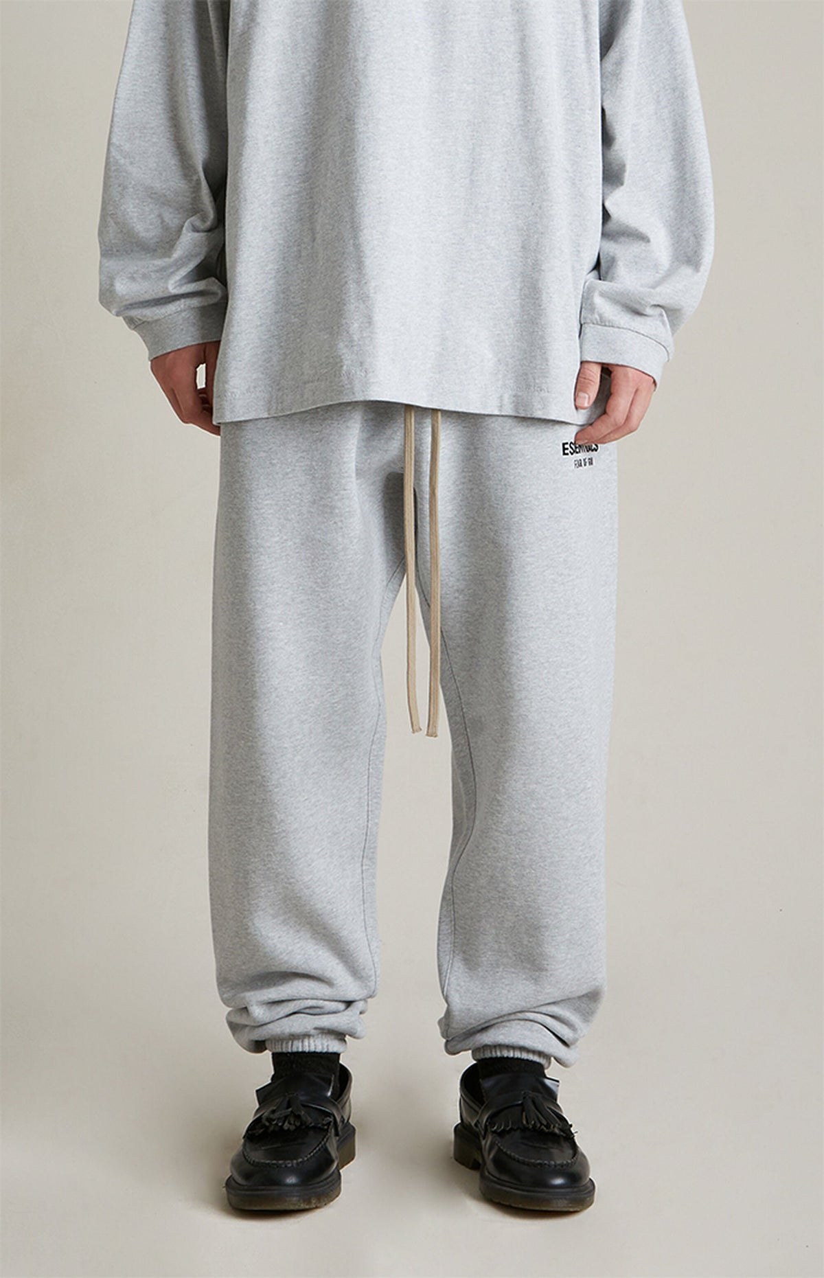 Essentials Sweatpants “Light Heather Gray” (FW24) – תמונה 2