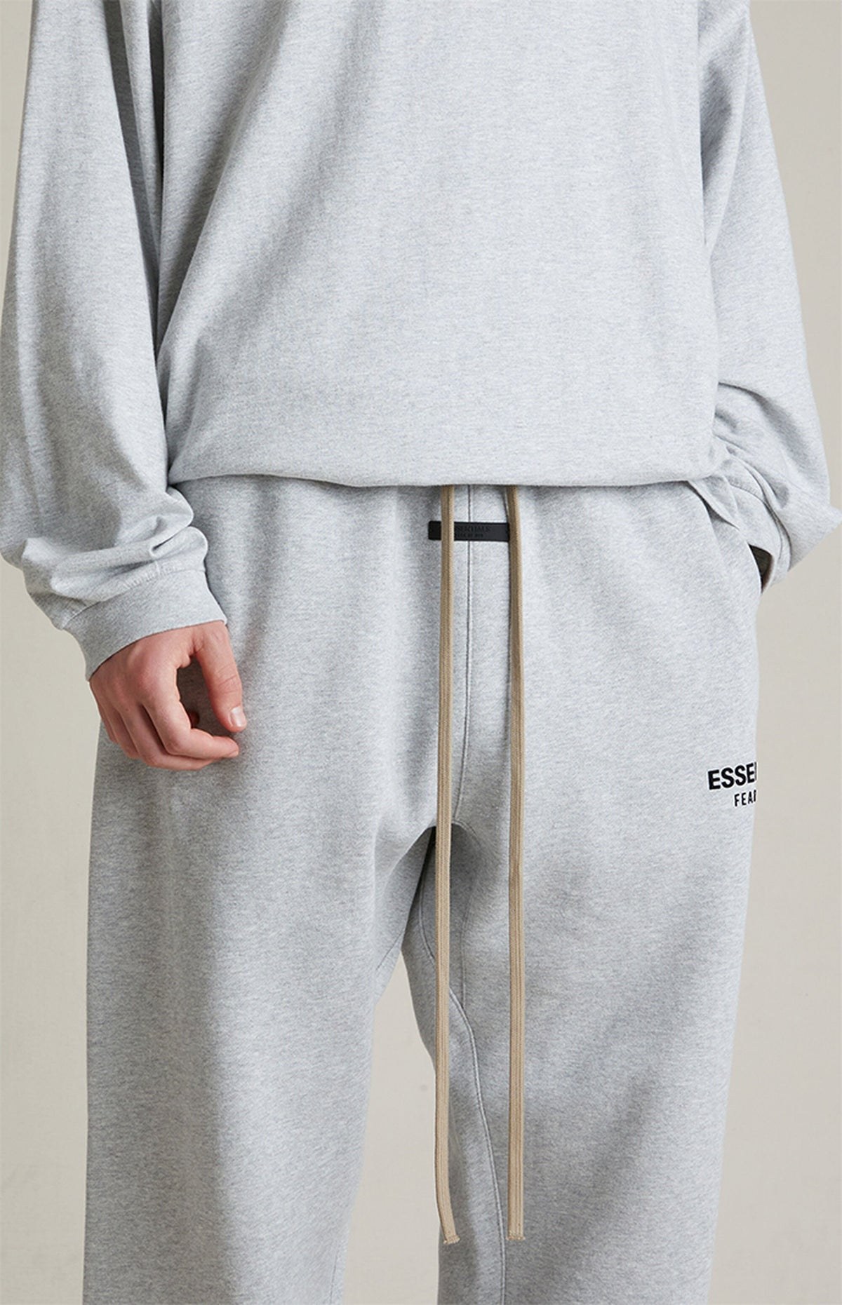 Essentials Sweatpants “Light Heather Gray” (FW24) – תמונה 4