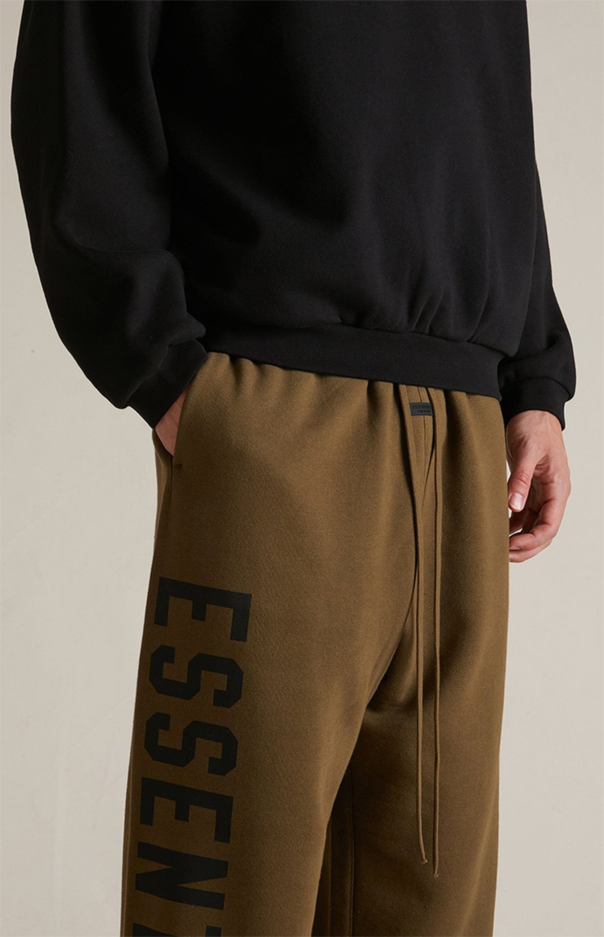Essentials Sweatpants Relaxed “Olive” (FW24) – תמונה 4