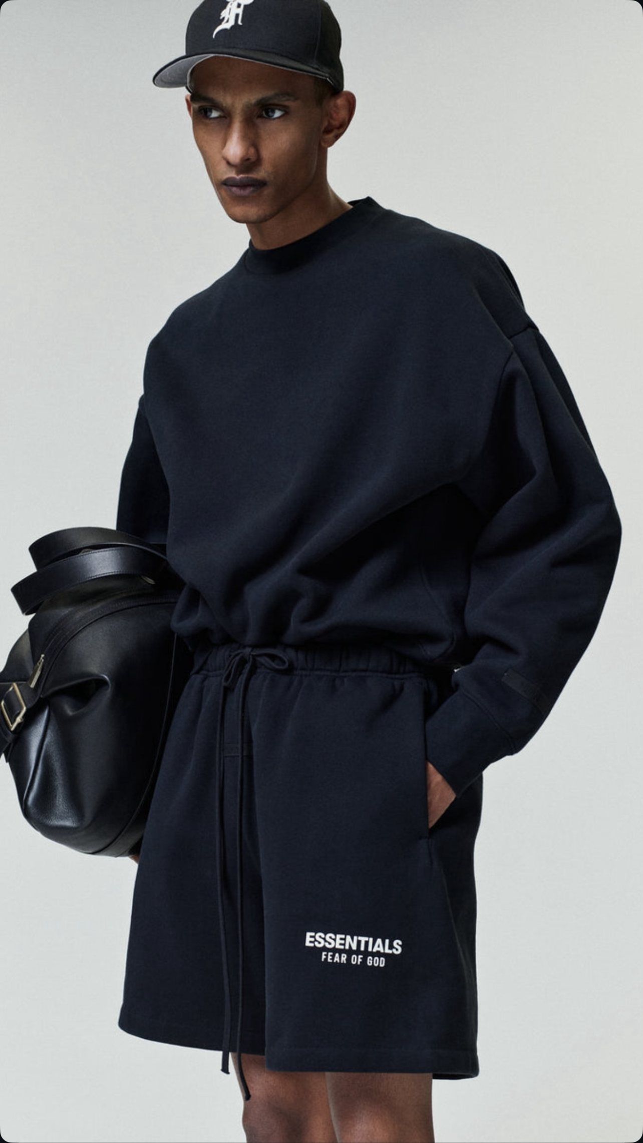 ESSENTIALS BLACK